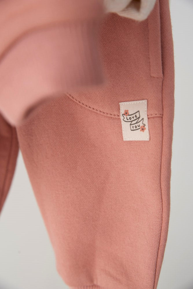 Diese rosa Hose aus der Woodland Bloom Kollektion von Feetje ist eine liebevolle Wahl für jeden Anlass.