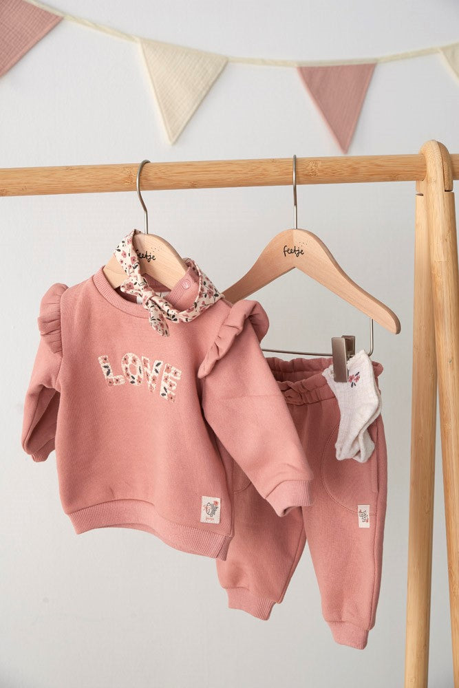 Diese rosa Hose aus der Woodland Bloom Kollektion von Feetje ist eine liebevolle Wahl für jeden Anlass.