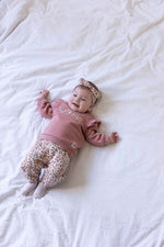 Diese Hose präsentiert sich mit einem floralen Allover-Print und gehört zur Woodland Bloom Kollektion von Feetje.