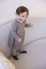 Dieses charmante Kleid mit Leopardenmuster stammt aus der Better Together Kollektion von Feetje und verleiht jedem Outfit einen verspielten Akzent.