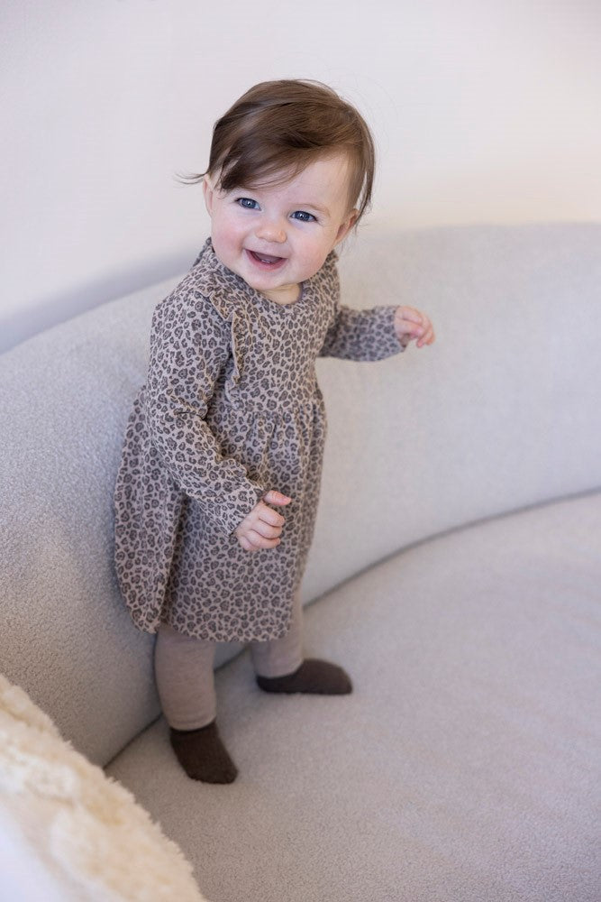 Dieses charmante Kleid mit Leopardenmuster stammt aus der Better Together Kollektion von Feetje und verleiht jedem Outfit einen verspielten Akzent.