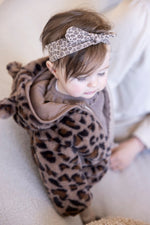 Diese kuschelige Teddyjacke mit Kapuze im angesagten Leopardenmuster stammt aus der Better Together Kollektion von Feetje und bietet angenehmen Tragekomfort sowie stylisches Design.