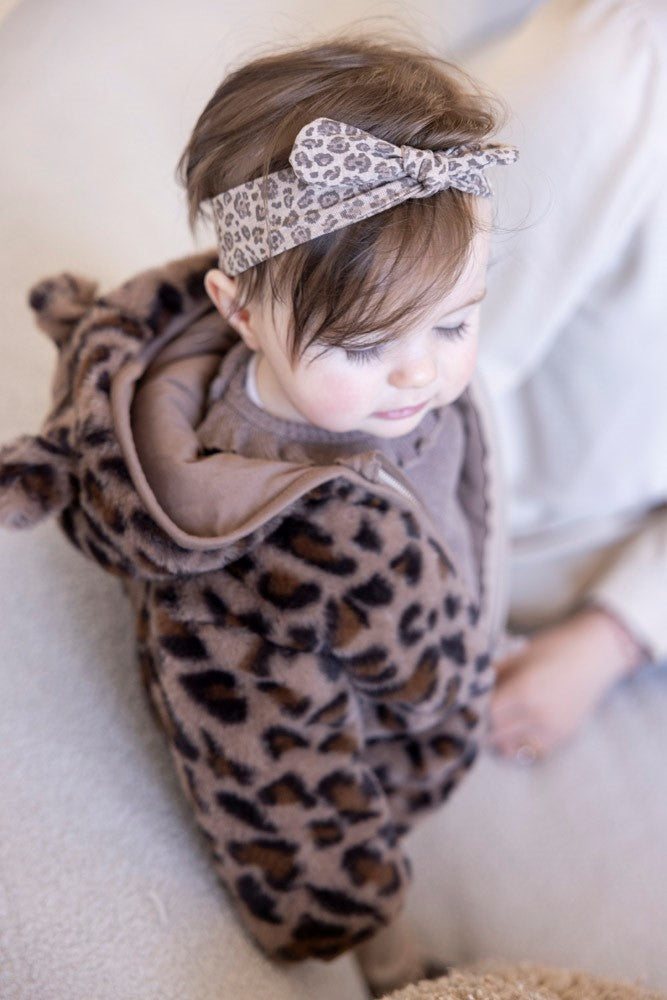 Diese kuschelige Teddyjacke mit Kapuze im angesagten Leopardenmuster stammt aus der Better Together Kollektion von Feetje und bietet angenehmen Tragekomfort sowie stylisches Design.