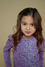 Dieses lilafarbene Langarmshirt mit durchgehendem Leopardenmuster stammt aus der Wild Soul Kollektion von Jubel und verleiht jedem Outfit einen wilden, modischen Akzent.