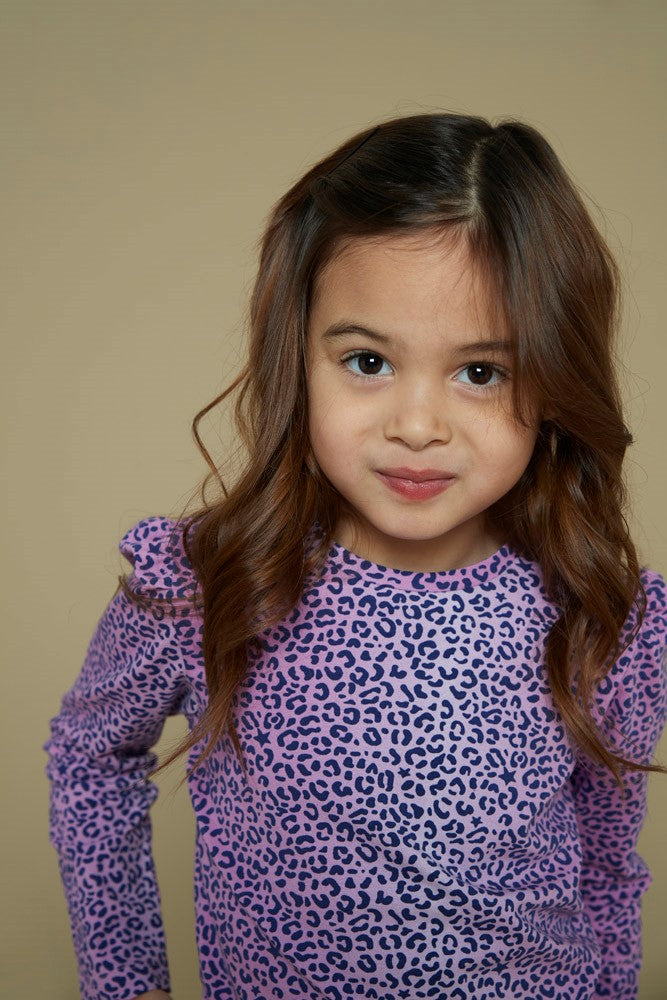 Dieses lilafarbene Langarmshirt mit durchgehendem Leopardenmuster stammt aus der Wild Soul Kollektion von Jubel und verleiht jedem Outfit einen wilden, modischen Akzent.