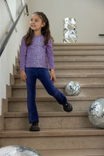 Dieses lilafarbene Langarmshirt mit durchgehendem Leopardenmuster stammt aus der Wild Soul Kollektion von Jubel und verleiht jedem Outfit einen wilden, modischen Akzent.