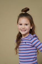 Dieses langärmlige, gerippte Shirt aus der Wild Soul Kollektion von Jubel besticht durch seine lila Streifen und charmanten Rüschen an den Ärmeln – ein stilvolles Must-have für jeden Tag.