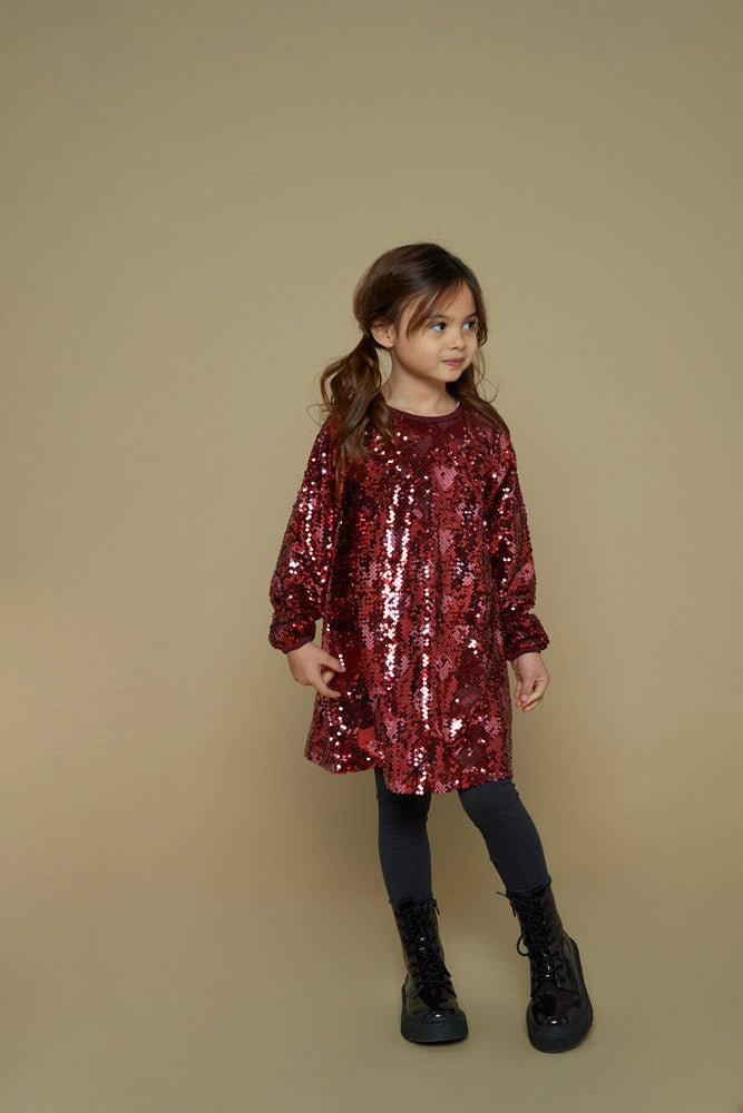 Dieses rote Pailletten Kleid stammt aus der Queen Of Hearts Kollektion von Jubel und verleiht jedem Anlass einen funkelnden Auftritt.