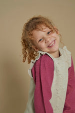 Dieser beige, gestrickte Pullunder stammt aus der Shine Bright Kollektion von Jubel und bietet eine stilvolle Ergänzung für Ihre Garderobe.