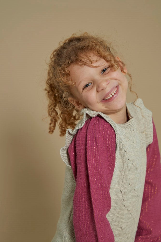 Dieser beige, gestrickte Pullunder stammt aus der Shine Bright Kollektion von Jubel und bietet eine stilvolle Ergänzung für Ihre Garderobe.