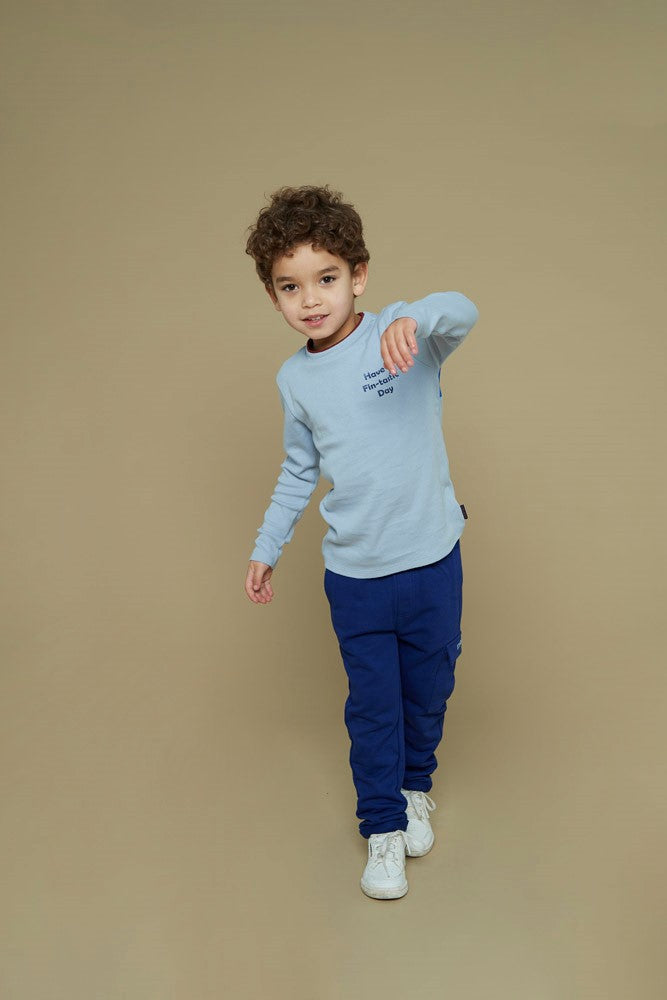 Dieses blaue Langarmshirt aus der Waves and Whales Kollektion von Sturdy besticht durch sein maritimes Design und sorgt für einen stilvollen Auftritt.