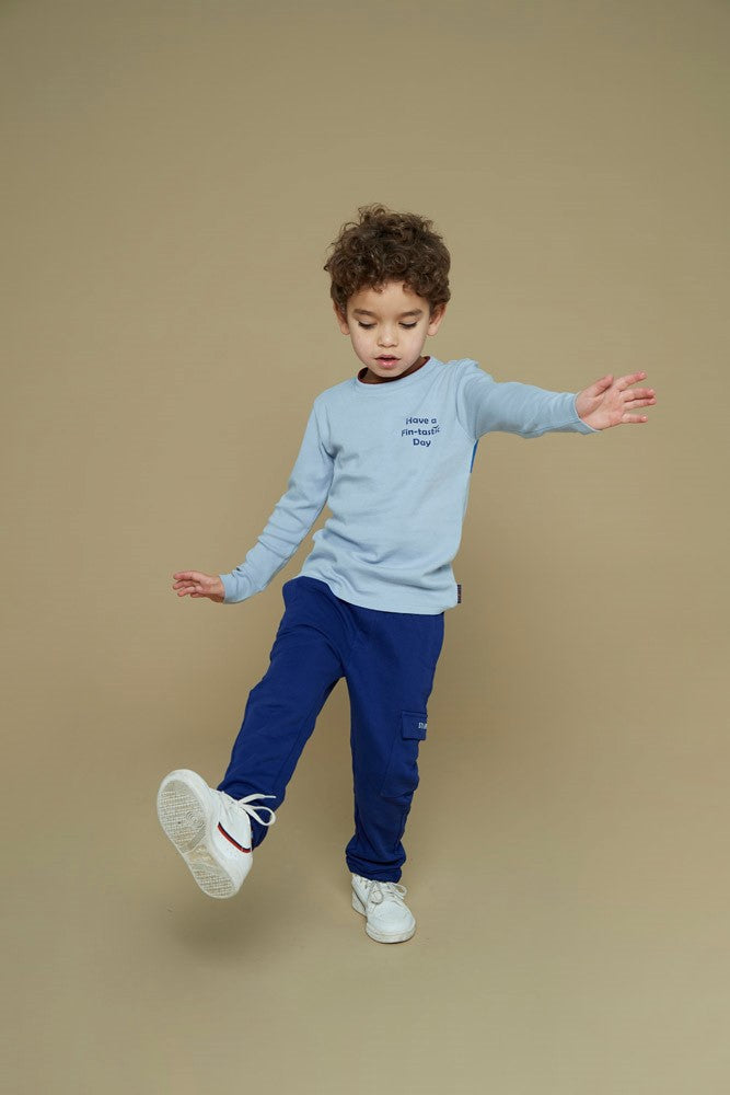 Dieses blaue Langarmshirt aus der Waves and Whales Kollektion von Sturdy besticht durch sein maritimes Design und sorgt für einen stilvollen Auftritt.