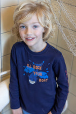 Dieses blaue Langarmshirt mit Walmotiv stammt aus der Waves and Whales Kollektion von Sturdy und verbindet stilvolles Design mit maritimem Flair.