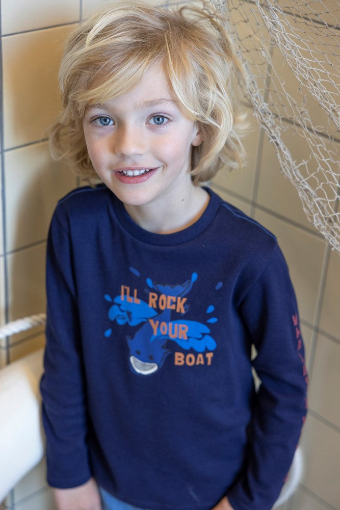 Dieses blaue Langarmshirt mit Walmotiv stammt aus der Waves and Whales Kollektion von Sturdy und verbindet stilvolles Design mit maritimem Flair.