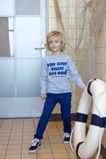 Diese Hose in Dunkelblau aus der Waves and Whales Kollektion von Sturdy besticht durch stilvolle Eleganz und erstklassige Qualität.