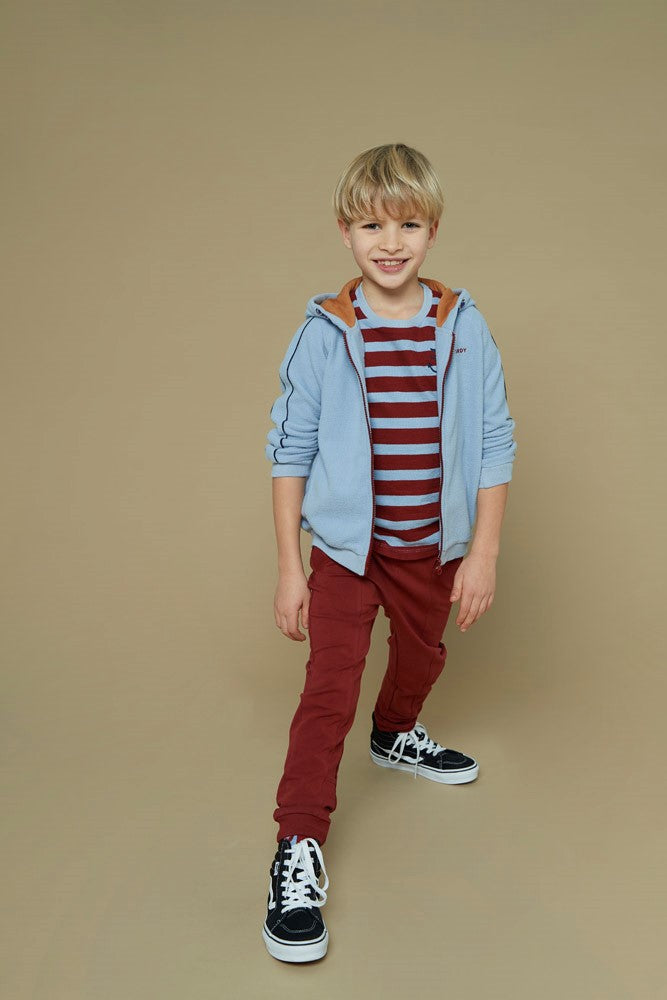 Diese rote Hose aus der Waves and Whales Kollektion von Sturdy überzeugt durch ihr markantes Design und hochwertige Verarbeitung.