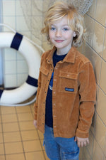 Dieses braune Kordhemd aus der Waves and Whales Kollektion von Sturdy vereint zeitlosen Stil mit hochwertiger Verarbeitung.