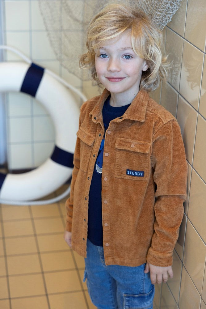 Dieses braune Kordhemd aus der Waves and Whales Kollektion von Sturdy vereint zeitlosen Stil mit hochwertiger Verarbeitung.