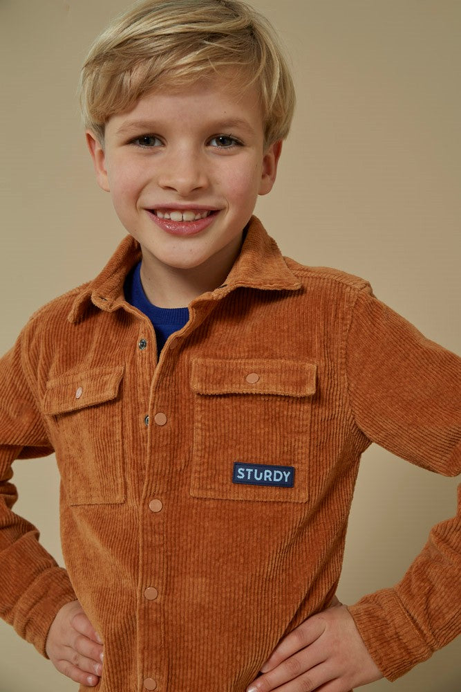 Dieses braune Kordhemd aus der Waves and Whales Kollektion von Sturdy vereint zeitlosen Stil mit hochwertiger Verarbeitung.