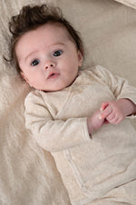 Weiches Wickelshirt von Feetje aus hochwertigem Velours-Rippstoff – perfekt für zarte Babyhaut. Die elastische Mischung aus Baumwolle, Polyester und Elasthan bietet optimalen Komfort und Bewegungsfreiheit. Das klassische Wickeldesign ermöglicht einfaches An- und Ausziehen. Ideal für Neugeborene und Babys in den ersten Monaten.