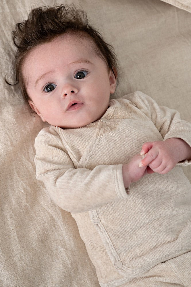 Weiches Wickelshirt von Feetje aus hochwertigem Velours-Rippstoff – perfekt für zarte Babyhaut. Die elastische Mischung aus Baumwolle, Polyester und Elasthan bietet optimalen Komfort und Bewegungsfreiheit. Das klassische Wickeldesign ermöglicht einfaches An- und Ausziehen. Ideal für Neugeborene und Babys in den ersten Monaten.