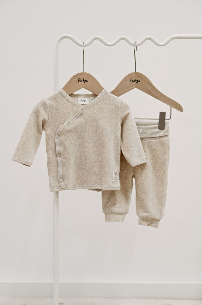Weiches Wickelshirt von Feetje aus hochwertigem Velours-Rippstoff – perfekt für zarte Babyhaut. Die elastische Mischung aus Baumwolle, Polyester und Elasthan bietet optimalen Komfort und Bewegungsfreiheit. Das klassische Wickeldesign ermöglicht einfaches An- und Ausziehen. Ideal für Neugeborene und Babys in den ersten Monaten.