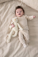 Gerippte Hose Samt - The Cuddle Company von Feetje. Weiches Velours-Rippgewebe für maximalen Komfort und Bewegungsfreiheit. Die elastische Mischung aus Baumwolle, Polyester und Elasthan sorgt für perfekte Passform und Langlebigkeit. Ideal für Babys und Kleinkinder, die den ganzen Tag über kuschelig warm bleiben möchten.