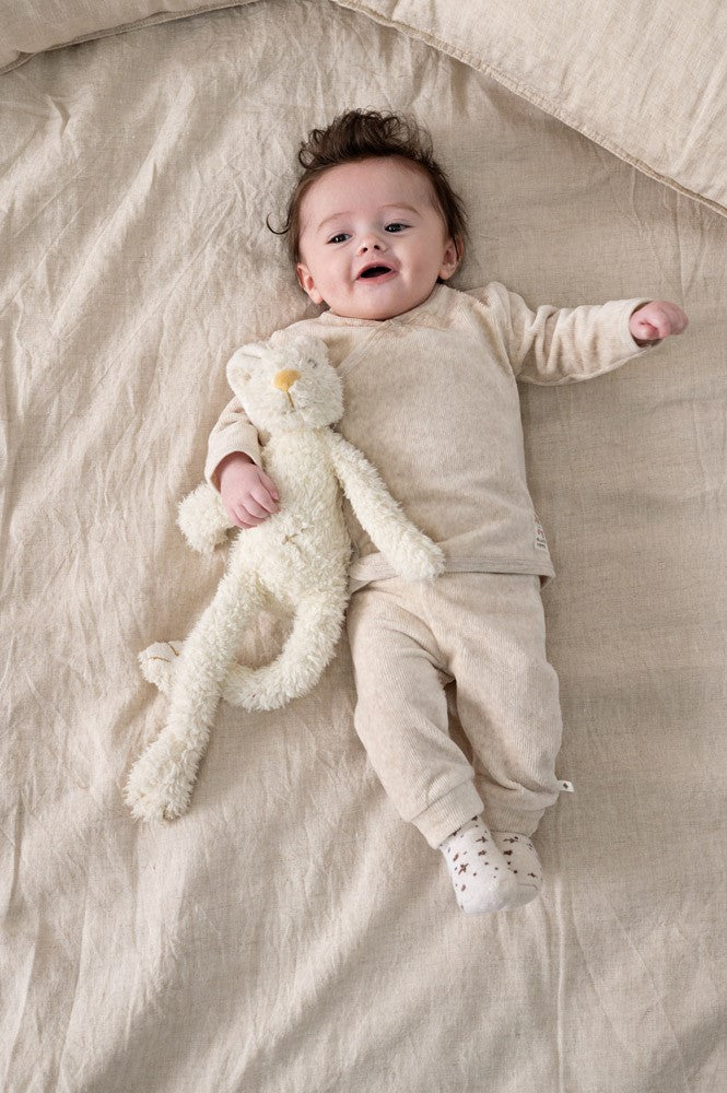 Gerippte Hose Samt - The Cuddle Company von Feetje. Weiches Velours-Rippgewebe für maximalen Komfort und Bewegungsfreiheit. Die elastische Mischung aus Baumwolle, Polyester und Elasthan sorgt für perfekte Passform und Langlebigkeit. Ideal für Babys und Kleinkinder, die den ganzen Tag über kuschelig warm bleiben möchten.