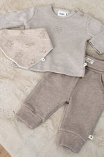 Kuschelige Hose von Feetje aus weichem French Terry – perfekt für entspannte Tage. Das hochwertige Material aus 96% Baumwolle und 4% Elasthan bietet maximalen Komfort und Bewegungsfreiheit. Die Hose von Feetje besticht durch ihre angenehme Passform und das zeitlose Design von The Cuddle Company.