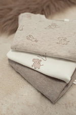 Sweater AOP - The Cuddle Company von Feetje. Dieser kuschelige Sweater besticht durch sein verspieltes All-Over-Print-Design und überzeugt mit höchstem Tragekomfort. Der weiche Stoff schmiegt sich angenehm an die Haut und sorgt für wärmende Gemütlichkeit an kühlen Tagen. Ein zeitloser Begleiter für entspannte Momente und lässige Alltags-Looks.