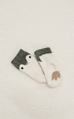 Kuschelige Socken mit niedlichem Pinguin-Design – perfekt für kleine Füße. Die hochwertige Mischung aus Baumwolle, Polyamid und Elasthan sorgt für optimalen Halt, Komfort und Langlebigkeit. Ideal für den täglichen Gebrauch und angenehm zu tragen.