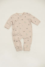 Anzug Klapfuß AOP - Penguin Cuddles von Feetje. Weiches Single Jersey aus 94% Baumwolle und 6% Elasthan für optimale Bewegungsfreiheit und Tragekomfort. Das niedliche Pinguin-Muster begeistert kleine Entdecker. Perfekt für jeden Tag – praktisch, langlebig und pflegeleicht.