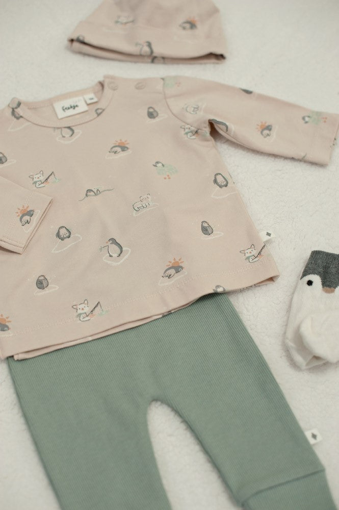 Diese niedliche Mütze besticht durch ihr verspieltes All-Over-Print-Design mit süßen Pinguin-Motiven. Das weiche Single-Jersey-Material bietet optimalen Tragekomfort und Bewegungsfreiheit. Die elastische Mischung sorgt für eine perfekte Passform, die mitwächst. Ideal für kleine Abenteurer in der kalten Jahreszeit – kuschelig warm und gleichzeitig stylisch.