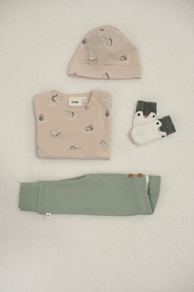 Diese niedliche Mütze besticht durch ihr verspieltes All-Over-Print-Design mit süßen Pinguin-Motiven. Das weiche Single-Jersey-Material bietet optimalen Tragekomfort und Bewegungsfreiheit. Die elastische Mischung sorgt für eine perfekte Passform, die mitwächst. Ideal für kleine Abenteurer in der kalten Jahreszeit – kuschelig warm und gleichzeitig stylisch.