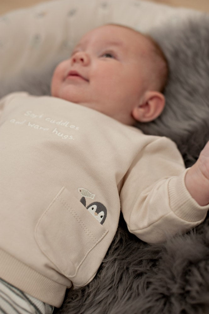 Kuschelig weicher Sweater mit niedlichem Pinguin-Design. Der Sweater aus hochwertigem French Terry bietet maximalen Tragekomfort und ist perfekt für gemütliche Tage. Das elastische Material passt sich der Bewegungsfreiheit an und sorgt für lang anhaltende Qualität. Ideal für kleine Entdecker, die Wert auf Stil und Komfort legen.