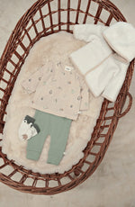 Kuschelig weiche Gerippte Hose im niedlichen Penguin Cuddles Design. Das elastische Rib Jersey Material (95% Baumwolle, 5% Elasthan) bietet optimalen Tragekomfort und Bewegungsfreiheit für aktive Kleinen. Die gerippte Struktur sorgt für eine angenehme Passform und ist pflegeleicht.