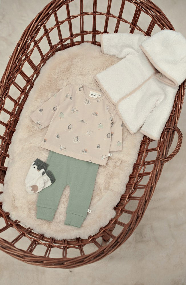 Kuschelig weiche Gerippte Hose im niedlichen Penguin Cuddles Design. Das elastische Rib Jersey Material (95% Baumwolle, 5% Elasthan) bietet optimalen Tragekomfort und Bewegungsfreiheit für aktive Kleinen. Die gerippte Struktur sorgt für eine angenehme Passform und ist pflegeleicht.