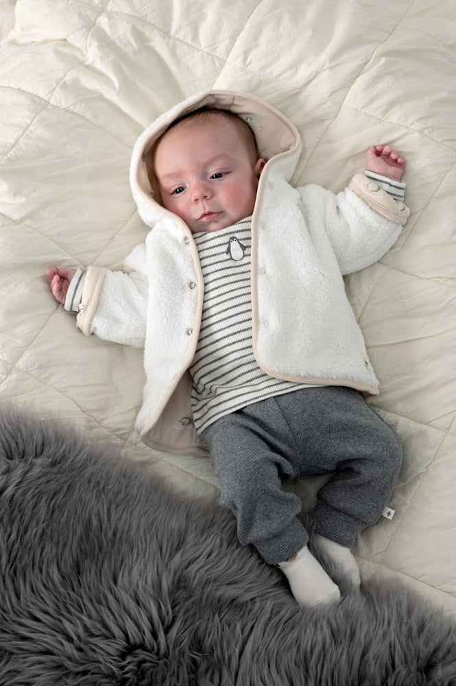 Kuschelige Gerippte Hose AO in niedlichem Penguin Cuddles Design von Feetje. Das hochwertige Material mit Rippstruktur bietet optimale Bewegungsfreiheit und Tragekomfort für Babys. Die luftige Ajour-Verarbeitung sorgt für angenehme Atmungsaktivität an warmen Tagen. Perfekt für den Alltag und besondere Anlässe.