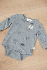Body AOP - Breakfast Buddy von Feetje ist ein kuschelweiches Babybody aus hochwertigem Single Jersey. Das angenehme Material aus 94% Baumwolle und 6% Elasthan bietet optimale Bewegungsfreiheit und Tragekomfort für dein Baby. Das verspielt gemusterte All-Over-Print Design mit Breakfast-Motiven macht diesen Body zu einem niedlichen Begleiter im Alltag. Perfekt für jeden Tag – praktisch, komfortabel und zeitlos schön.