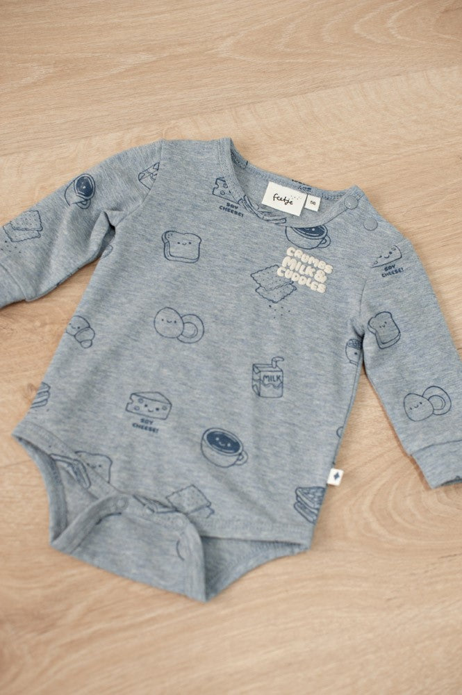 Body AOP - Breakfast Buddy von Feetje ist ein kuschelweiches Babybody aus hochwertigem Single Jersey. Das angenehme Material aus 94% Baumwolle und 6% Elasthan bietet optimale Bewegungsfreiheit und Tragekomfort für dein Baby. Das verspielt gemusterte All-Over-Print Design mit Breakfast-Motiven macht diesen Body zu einem niedlichen Begleiter im Alltag. Perfekt für jeden Tag – praktisch, komfortabel und zeitlos schön.
