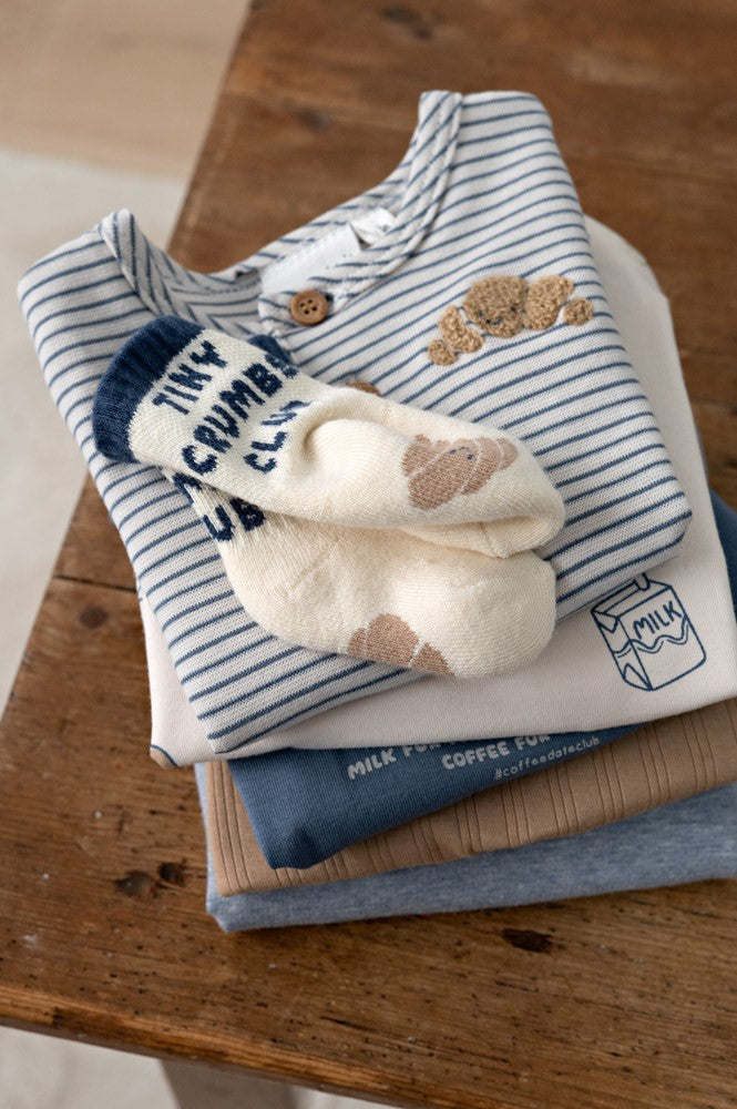 Kuschelige Socken für kleine Füße – die Breakfast Buddy Socken von Feetje. Mit ihrem verspielten Design bringen sie Freude in jeden Tag. Die hochwertige Materialmischung aus Baumwolle, Polyamid und Elasthan sorgt für optimalen Komfort, perfekte Passform und langlebige Qualität. Ideal für aktive Kinder, die den ganzen Tag unterwegs sind.