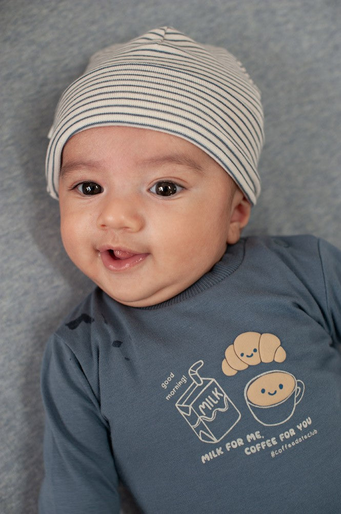 Diese gerippte Mütze &nbsp;von Feetje in klassischem Ringelmuster ist das perfekte Accessoire für kleine Abenteurer. Das weiche Rib Jersey bietet optimalen Tragekomfort und eine ideale Passform, die sich sanft an den Kopf anschmiegt. Die hochwertige Verarbeitung garantiert Langlebigkeit und einfache Pflege. Ideal für jeden Tag – ob beim Frühstück oder beim Spielen draußen.