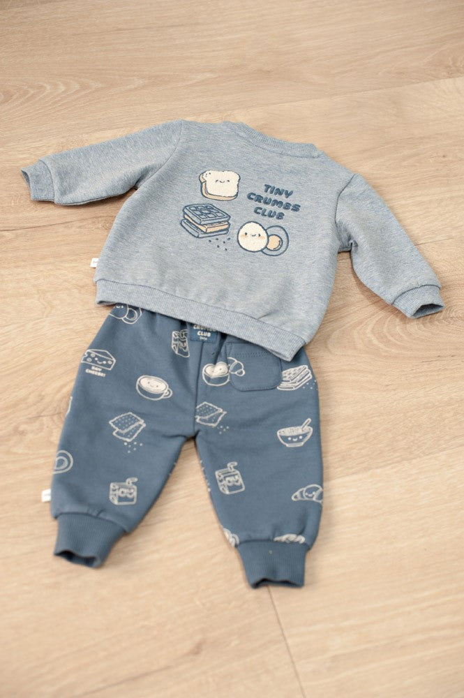 Gemütliche Kinderhose aus hochwertigem French Terry mit verspieltem All-Over-Print. Das elastische Material bietet maximale Bewegungsfreiheit und Tragekomfort für aktive Tage. Die lockere Passform und das weiche Bündchen machen diese Hose zum Lieblingsstück im Kleiderschrank. Perfekt für Alltag und Freizeit.