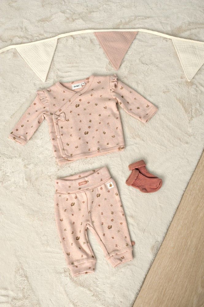 Kuschelige Socken für kleine Füße mit liebevollem Design. Die Socken von Feetje überzeugen mit ihrer hochwertigen Materialzusammensetzung aus Baumwolle, Polyamid und Elasthan – für optimalen Halt, Komfort und Langlebigkeit. Perfekt für jeden Tag und jede Jahreszeit.