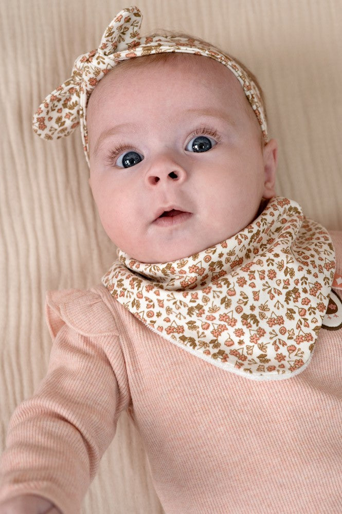 Ein wunderschöner Schal für die ganze Familie – perfekt für kuschelige Momente und stilvolle Looks. Das liebevolle "Fall in Love" Design bringt Farbe und Freude in den Alltag. Der Schal kombiniert zwei hochwertige Materialien: Die weiche Single Jersey Seite bietet Komfort und Bewegungsfreiheit, während die Rückseite extra Wärmeschutz und Saugfähigkeit garantiert.