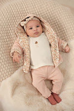 Gerippte Hose - Fall in Love von Feetje. Diese komfortable Kinderhose besticht durch ihr weiches Rib-Jersey-Material. Die elastische Mischung sorgt für optimale Bewegungsfreiheit und Tragekomfort den ganzen Tag über. Das gerippte Design verleiht der Hose einen modernen Look, während die hochwertige Verarbeitung Langlebigkeit garantiert.&nbsp;