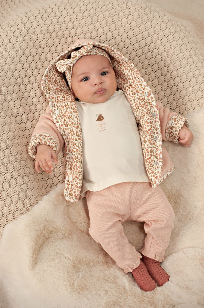 Gerippte Hose - Fall in Love von Feetje. Diese komfortable Kinderhose besticht durch ihr weiches Rib-Jersey-Material. Die elastische Mischung sorgt für optimale Bewegungsfreiheit und Tragekomfort den ganzen Tag über. Das gerippte Design verleiht der Hose einen modernen Look, während die hochwertige Verarbeitung Langlebigkeit garantiert.&nbsp;