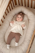 Gerippte Legging - My Little Love von Feetje. Diese komfortable Legging besticht durch ihr klassisches geripptes Design und bietet optimale Bewegungsfreiheit für aktive Kleinkinder. Das hochwertige Material aus 95% Baumwolle und 5% Elasthan sorgt für sanfte Haptik und langlebige Elastizität. Perfekt für den Alltag und ideal zum Kombinieren mit verschiedenen Oberteilen.
