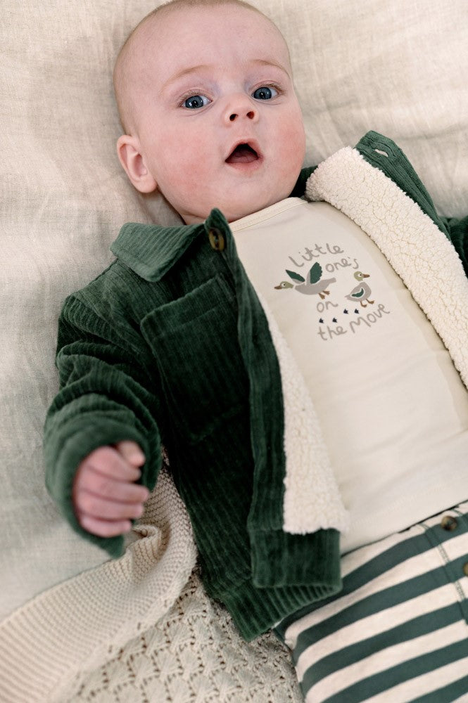 Das langarm Shirt von Feetje aus der Kollektion Wiggle and Waddle ergänzt jedes Outfit wunderbar.