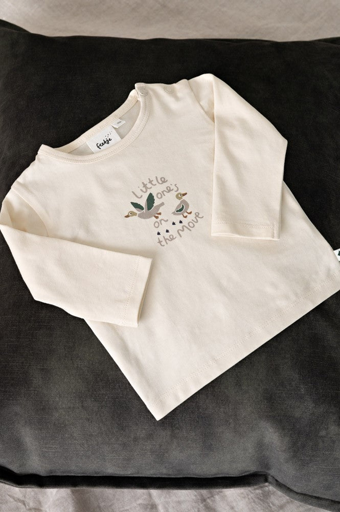 Das langarm Shirt von Feetje aus der Kollektion Wiggle and Waddle ergänzt jedes Outfit wunderbar.